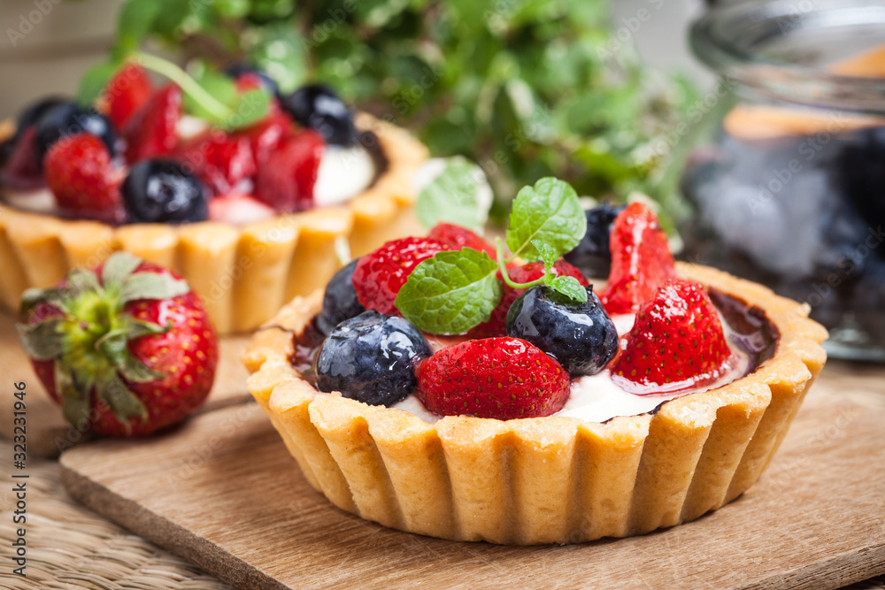 Fresh homemade fruit tart with strawberries and blueberries. - obrazy, fototapety, plakaty 