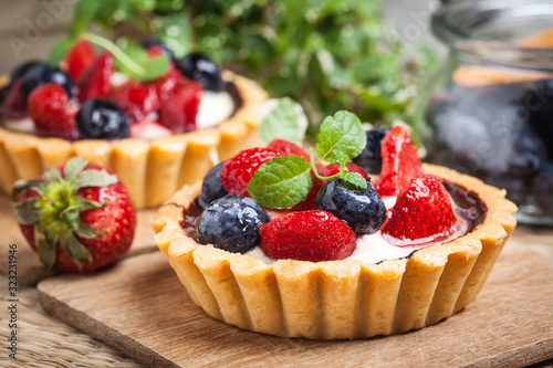 Cuadros en Lienzo Fresh homemade fruit tart with strawberries and blueberries.