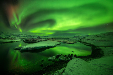 jökulsárlón lagoon under the aurora borealis or northen lights, iceland