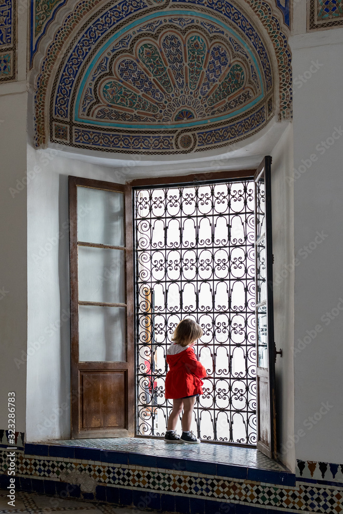 dziewczynka w oknie pałac Marrakech - obrazy, fototapety, plakaty 