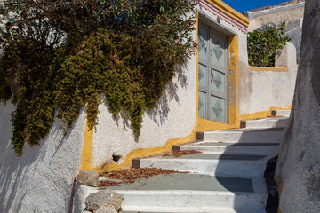 Gasse mit Hauseingang in Emborió auf Santorin in Griechenland