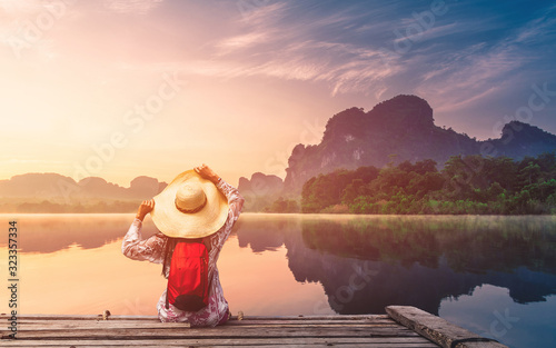 Fotografía Traveler woman joy looking beautiful sunrise view reflection nature mountain lan