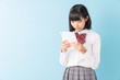 © miya227 - タブレットを見る女子学生