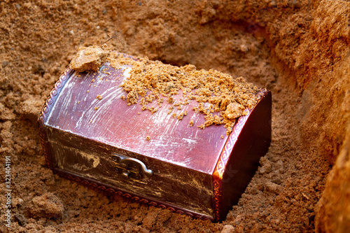 Fotografía Find the treasure. The treasure is hidden in the sand.