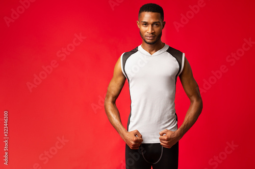 Foto Afro sportsman standing in stance at studio