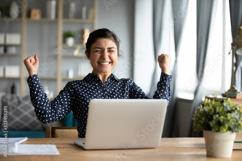 Cuadros en Lienzo Overjoyed Indian woman triumph reading good news