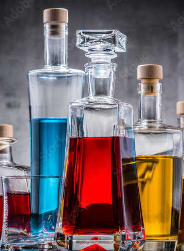 Fotografía Carafe and bottles of assorted alcoholic beverages.