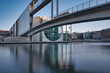 Blick auf die Brücke im Regierungsviertel in Berlin