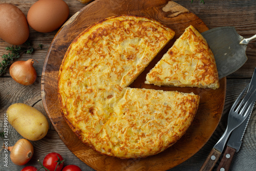 Fotografía Spanish omelette with potatoes and onion, typical Spanish cuisine