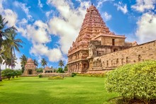 The Large And Beautiful Gangaikonda Cholapuram Temple, Dedicated To Lord Shiva, With Its Landscaped Tropical Grounds, In Tanjore, Tamil Nadu, India.