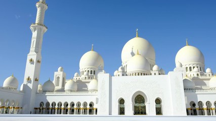 Wall Mural - Panning shot of the Grand Mosque in Abu Dhabi, UAE