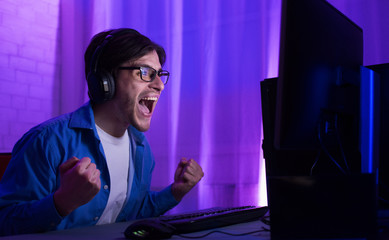 Aufkleber - Gamer At Computer Winning Gaming Tournament Shouting Celebrating Victory Indoor