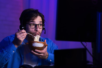 Aufkleber - Guy Playing Computer Game Eating Noodle Soup Indoor At Night