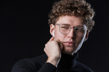 Poster - Close up of a handsome confident young curly haired businessman