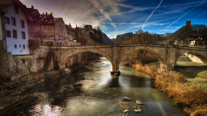 Wall Mural - Pont de St-Jean en basse ville médiévale de Fribourg au-dessus de la Sarine, Suisse