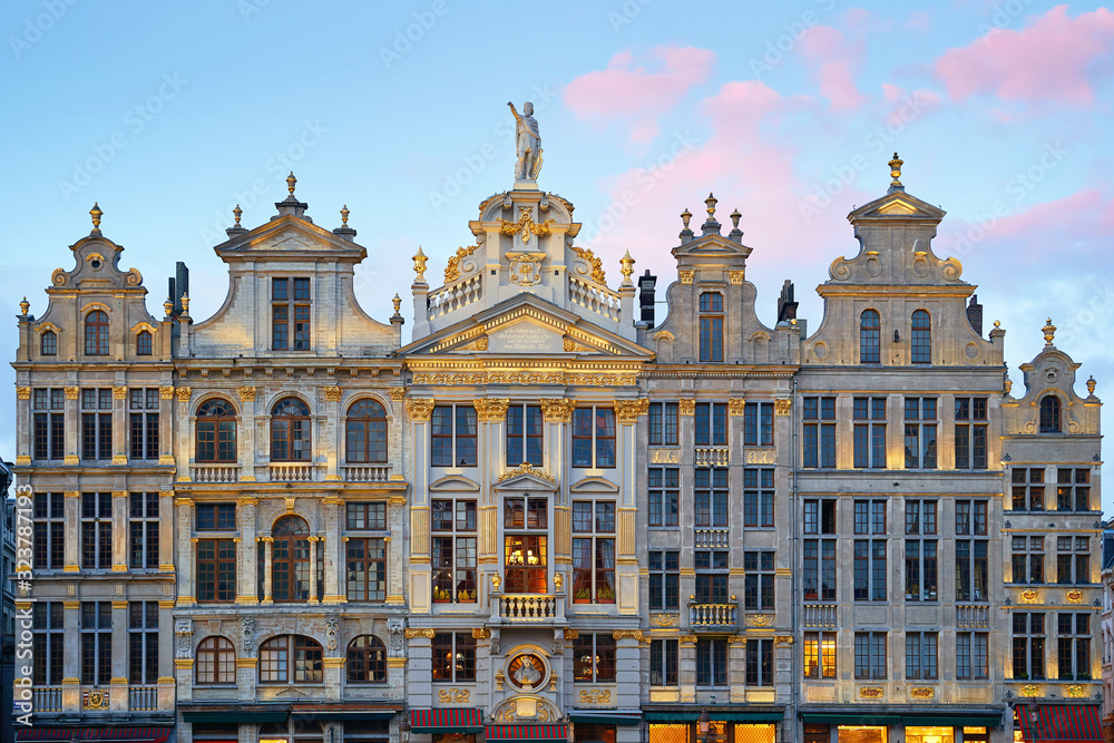 Obraz na płótnie Brussels Grand Place. North-east part. Sunset evening view of row of old beautiful stone buildings facades between Rue de la Colline and Rue des Harengs. Lots of artistic golden details and w salonie
