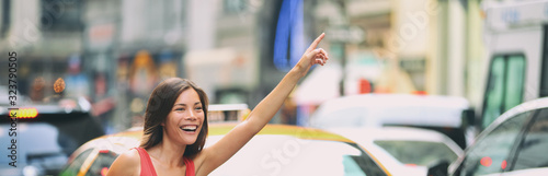Fotomural Hailing a taxi cab ride in New York City header