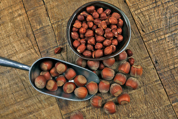 Wall Mural - Portion of hazelnuts, with and without shell