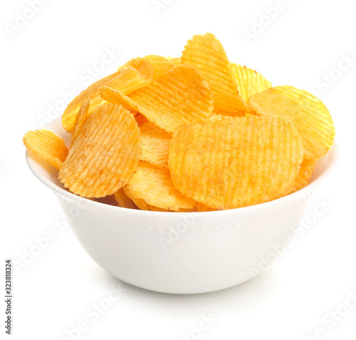 Fotomural Bowl with tasty potato chips on white background