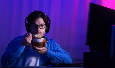 Aufkleber - Gamer Eating Noodles At Computer Playing Games Online At Home