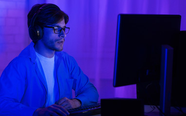 Aufkleber - Programmer In Eyeglasses Coding On PC At Home, Low Light