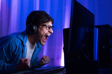 Aufkleber - Emotional Gamer At PC Celebrating Victory At Home At Night