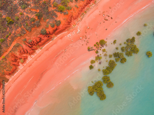 Fotografía Roebuck bay in broome, western australia as seen from the air