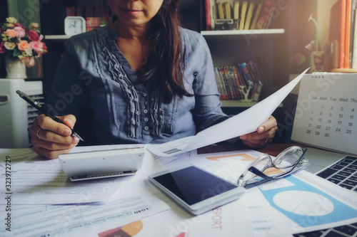 Fotografía Budget planning concept, Accountant is calculate tax