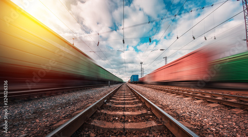 Fotografía railway on which trains move with speed and blur effect