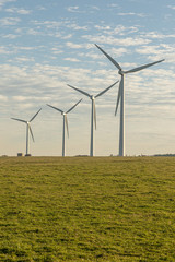  Windräder in der Normandie auf grüner Wiese