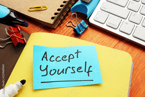 Fotografía Accept yourself words on the memo stick for inspiration.