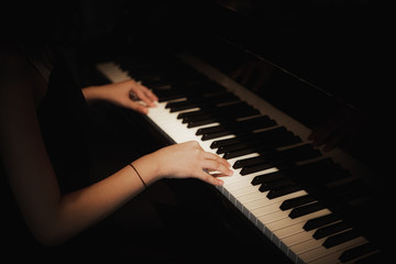 hands playing piano