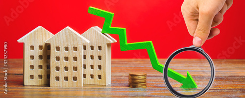 Fotomural Miniature wooden houses and a green arrow down