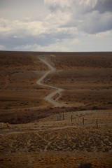 Vista de ruta de tierra en zigzag en Patagonia, Argentina