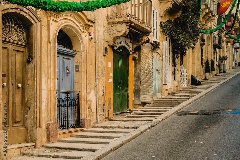 Obraz na płótnie stone street in old town of valletta malta w salonie