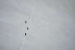Bergsteiger gehen durch Schnee auf Berg Trampelpfad