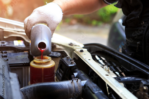 Fotografía A hand filling car power steering fluid