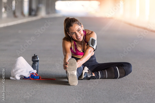 Fotografía Fitness sport girl in fashion sportswear doing yoga fitness exercise in the street, outdoor sports, urban style