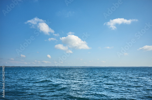 Fototapeta na szkło Niebo nad oceanem w słoneczny dzień.
