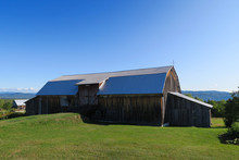 Charlevoix, Canada - September 2019: Farm With Metallic Roof Facing The Saint Lawrence River In Charlevoix