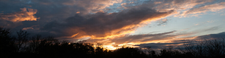 Wall Mural - Paysage panoramique de coucher de soleil sur la campagne