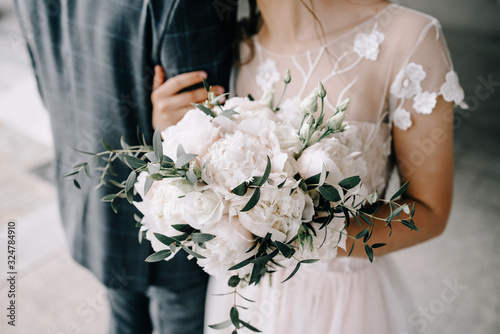 Fotografía wedding bouquet in bride's hands, david austin