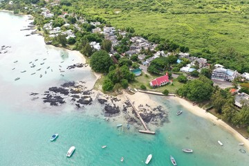 Fototapete - Die Kirche von Cap Malheureux auf Mauritius aus der Luft