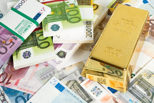 Fotografía Gold bars and Euro banknotes. Gold bullion and money