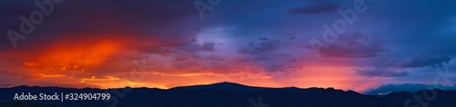 Fotomural Incredible sunset in the mountains