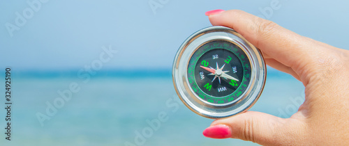 Fotomural compass on the sea coast. Selective focus.