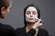 © Marguerite De Valois - Femme au maquillage, soins de la peau