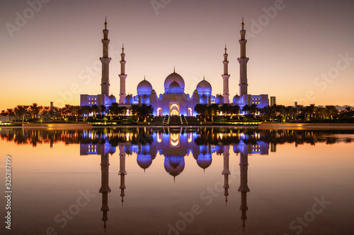 Fototapeta Grand Mosque at twilight in Abu Dhabi, UAE