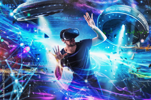 Cuadros en Lienzo Shocked boy plays with online ufo videogames