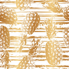Poster - Elegant golden summer background. Beautiful tropical pineapple texture. Seamless pattern. Repeating exotic design for textile, gift pack, wallpaper, wrapping paper, wrapper, package, interior, prints